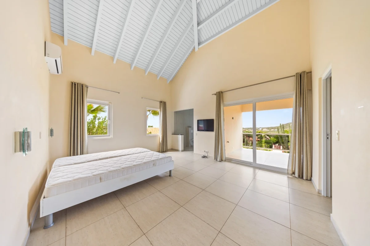 Main bedroom, before virtual staging